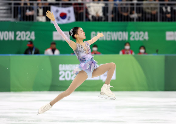 30일 강원 강릉시 아이스아레나에서 열린 2024 강원 동계청소년올림픽 대회 피겨스케이팅 여자 싱글 프리스케이팅 경기에서 대한민국 김유성이 연기를 펼치고 있다. 2024.1.30 연합뉴스