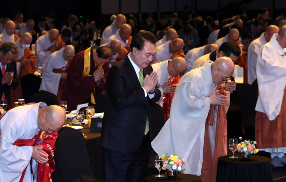 윤석열 대통령이 30일 서울 강남구 그랜드 인터컨티넨탈 서울 파르나스 호텔에서 열린 ‘새해맞이, 나라와 민족을 위한 불교 대축전’에서 합장하고 있다. 2024.1.30    대통령실통신사진기자단