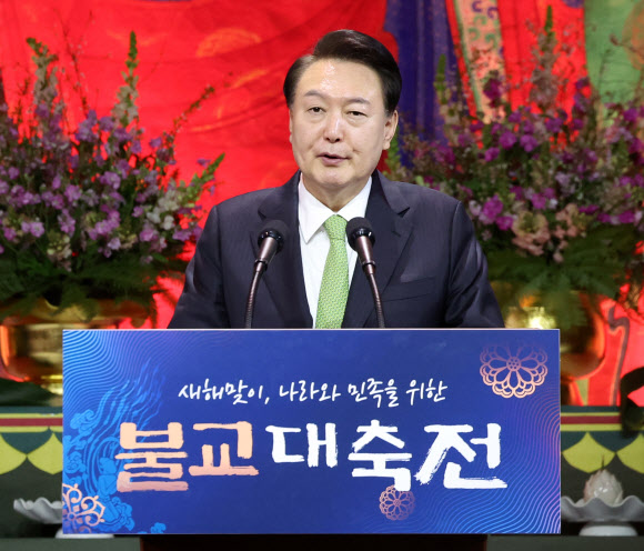 윤석열 대통령이 30일 서울 강남구 그랜드 인터컨티넨탈 서울 파르나스 호텔에서 열린 ‘새해맞이, 나라와 민족을 위한 불교 대축전’에서 축사하고 있다.  2024.1.30    대통령실통신사진기자단