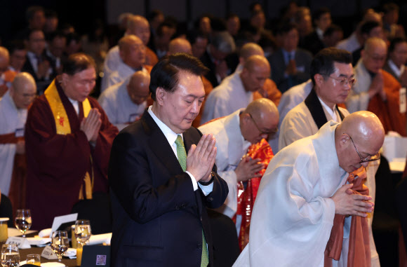 윤석열 대통령이 30일 서울 강남구 그랜드 인터컨티넨탈 서울 파르나스 호텔에서 열린 ‘새해맞이, 나라와 민족을 위한 불교 대축전’에서 합장하고 있다. 2024.1.30    대통령실통신사진기자단