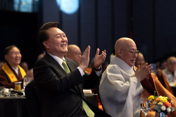 윤석열 대통령이 30일 서울 강남구 그랜드 인터컨티넨탈 서울 파르나스 호텔에서 열린 ‘새해맞이, 나라와 민족을 위한 불교 대축전’에서 박수치고 있다.   2024.1.30   대통령실 제공