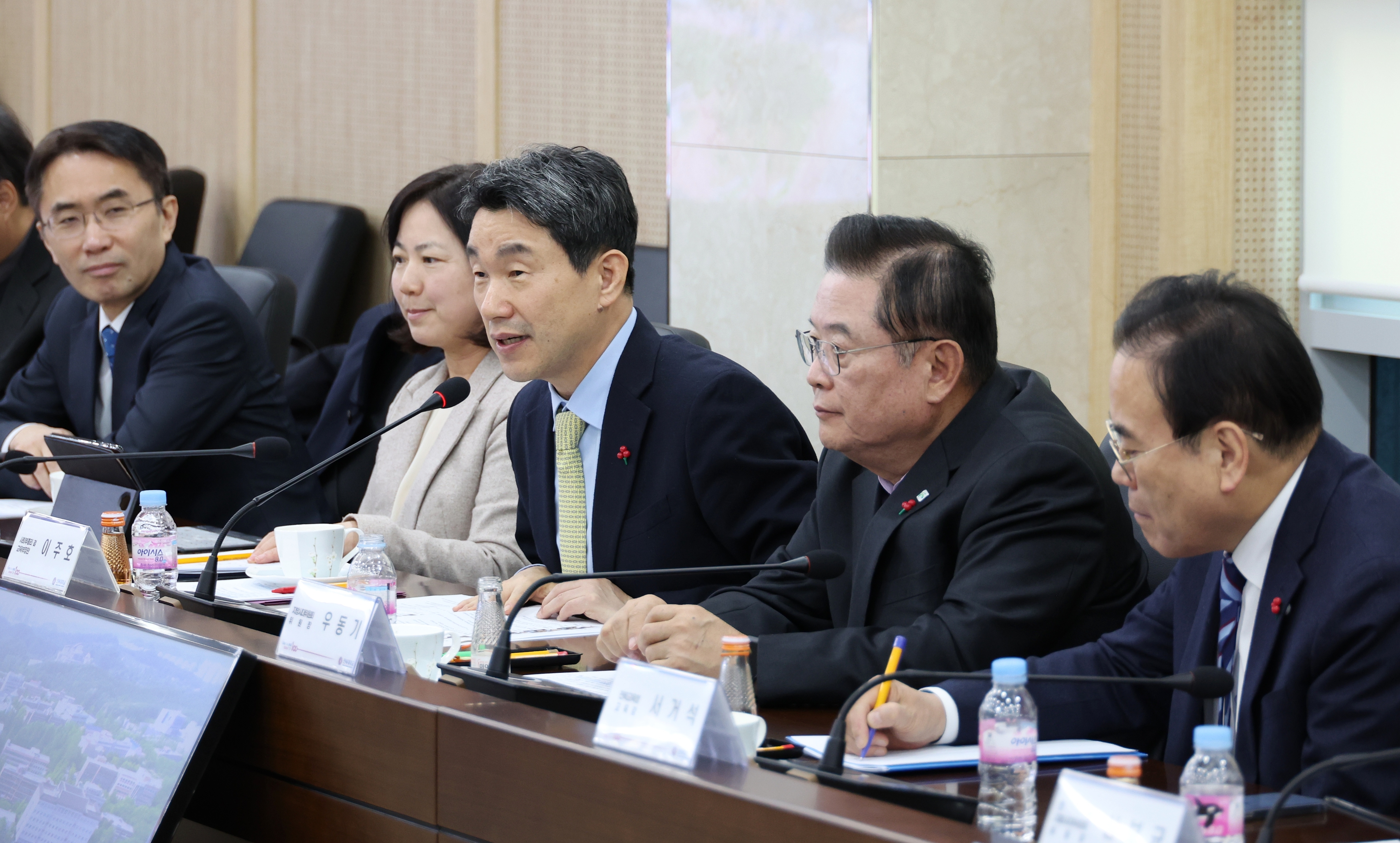 이주호(가운데) 사회부총리 겸 교육부 장관이 지난해 12월 21일 전북 전주시 전북대학교에서 열린 글로컬대학 간담회에서 인사말을 하고 있다. 교육부 제공