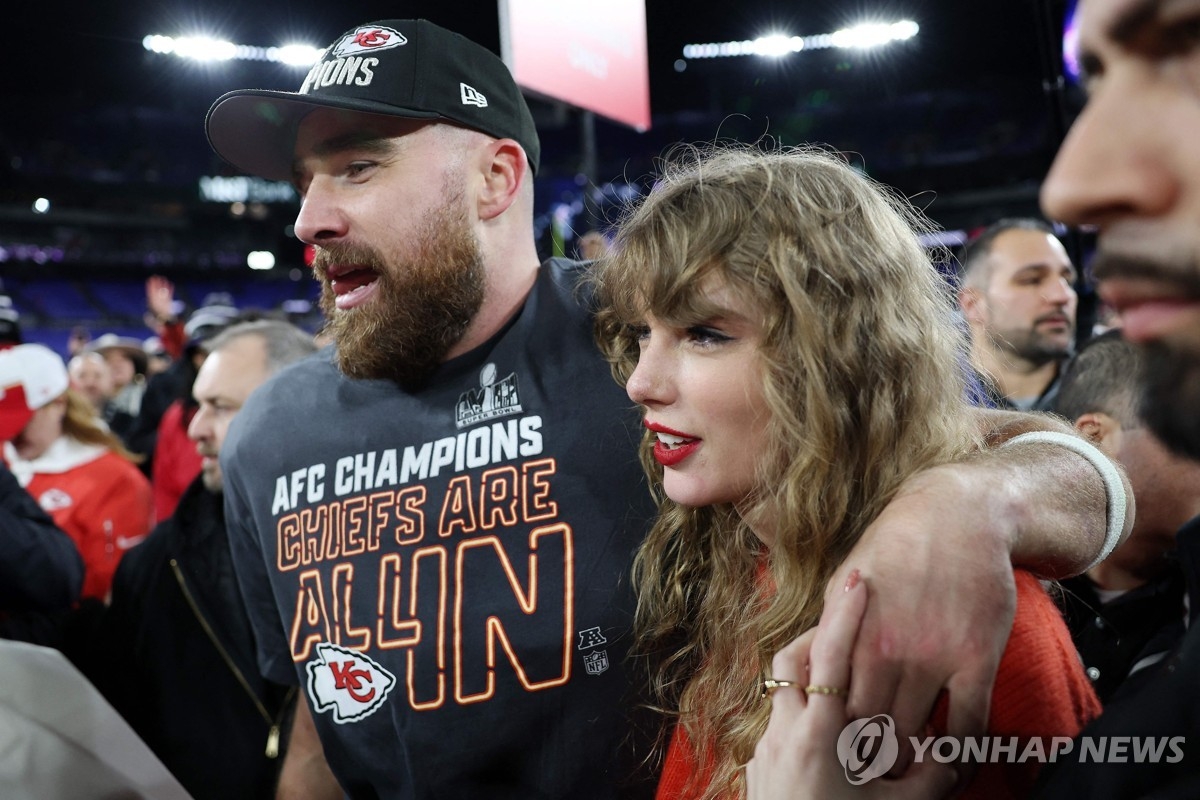 테일러 스위프트와 그의 남자친구 NFL 캔자스시티 치프스의 트래비스 켈시. AFP 연합뉴스