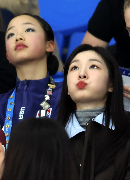 30일 강원 강릉시 아이스아레나에서 열린 2024 강원 동계청소년올림픽 대회 피겨스케이팅 여자 싱글 프리스케이팅 경기를 응원 온 김연아가 입술을 삐죽 내밀고 있다. 2024.1.30 연합뉴스