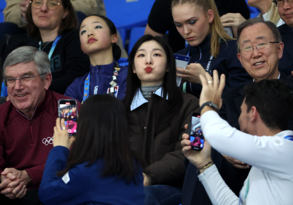 30일 강원 강릉시 아이스아레나에서 열린 2024 강원 동계청소년올림픽 대회 피겨스케이팅 여자 싱글 프리스케이팅 경기를 응원 온 김연아가 입술을 삐죽 내밀고 있다. 2024.1.30 연합뉴스