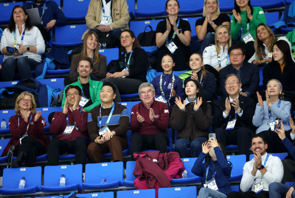 30일 강원 강릉시 아이스아레나에서 열린 2024 강원 동계청소년올림픽 대회 피겨스케이팅 여자 싱글 프리스케이팅 경기를 관람하던 김재열 국제올림픽위원회(IOC) 위원과 가수 싸이와 토마스 바흐 IOC 위원장, 피겨여왕 김연아, 반기문 전 유엔 총장 등 내빈들이 관중을 향해 인사하고 있다. 2024.1.30 연합뉴스