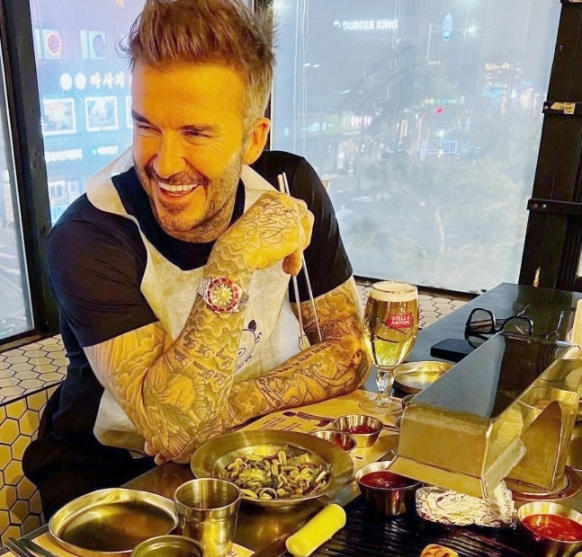 잉글랜드 축구 스타 데이비드 베컴이 서울 중구의 한 식당에서 삼겹살, 돼지껍데기를 먹고 있는 사진을 자신의 인스타그램에 올렸다. 베컴 인스타그램 캡처