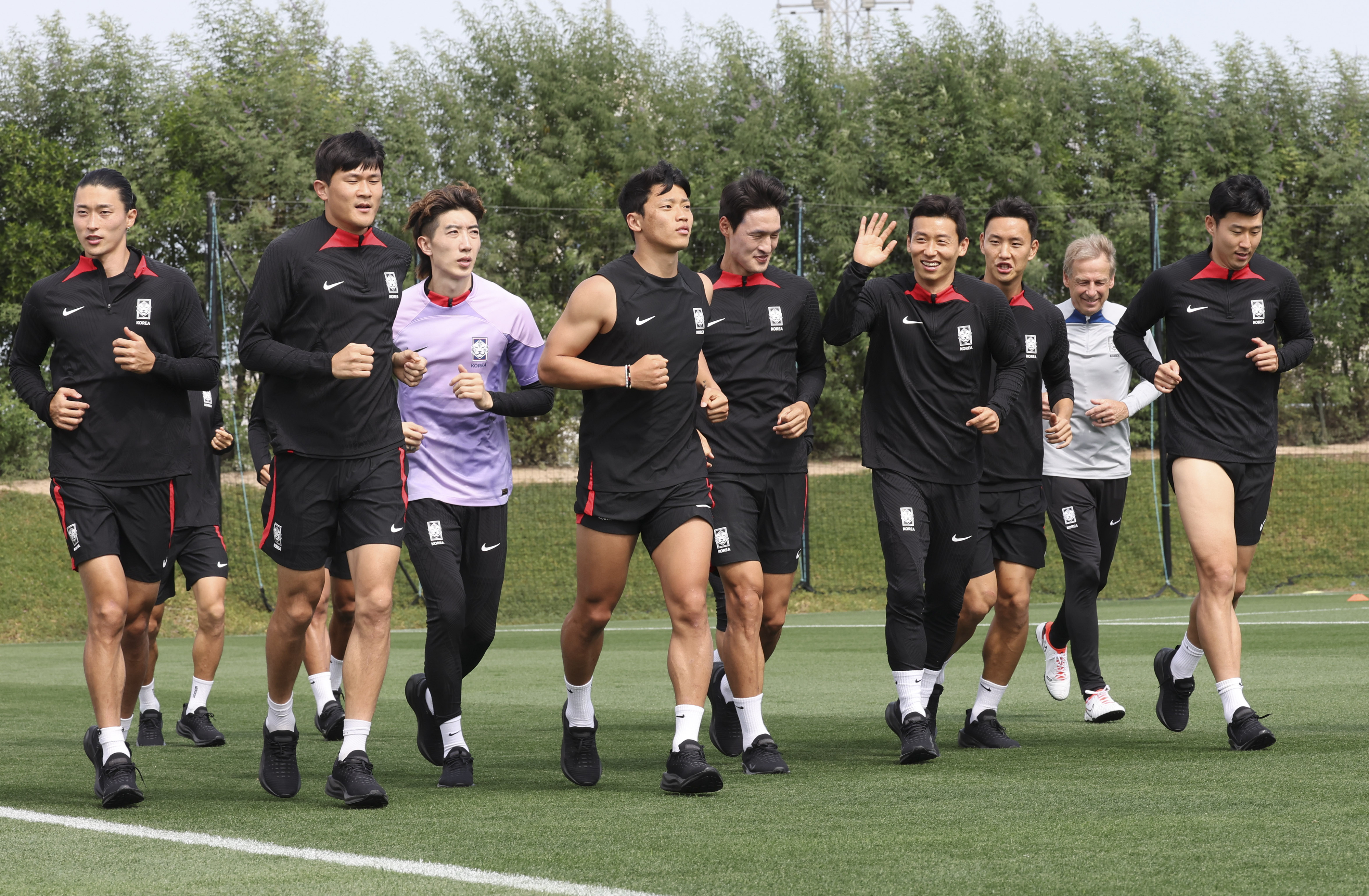 한국 축구대표팀 선수들이 지난달 31일(현지시간) 카타르 도하 알 에글라 트레이팅센터에서 회복 훈련을 하고 있다. 도하 뉴시스
