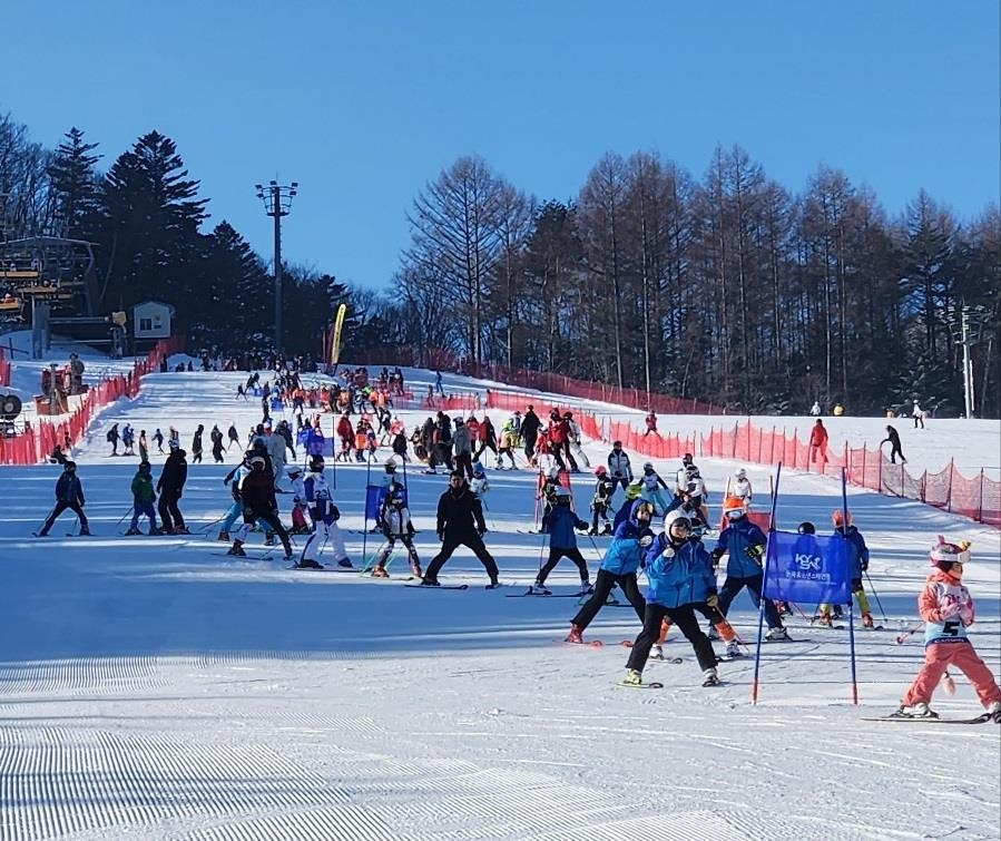 지난 27일 강원도 용평리조트에서 열린 ‘제4회 GARMIN CUP KYSA 유소년 스키대회’에서 참가자들이 대회 시작 전 몸을 풀면서 슬로프 상태를 점검하고 있다. 한국유소년스키연맹 제공