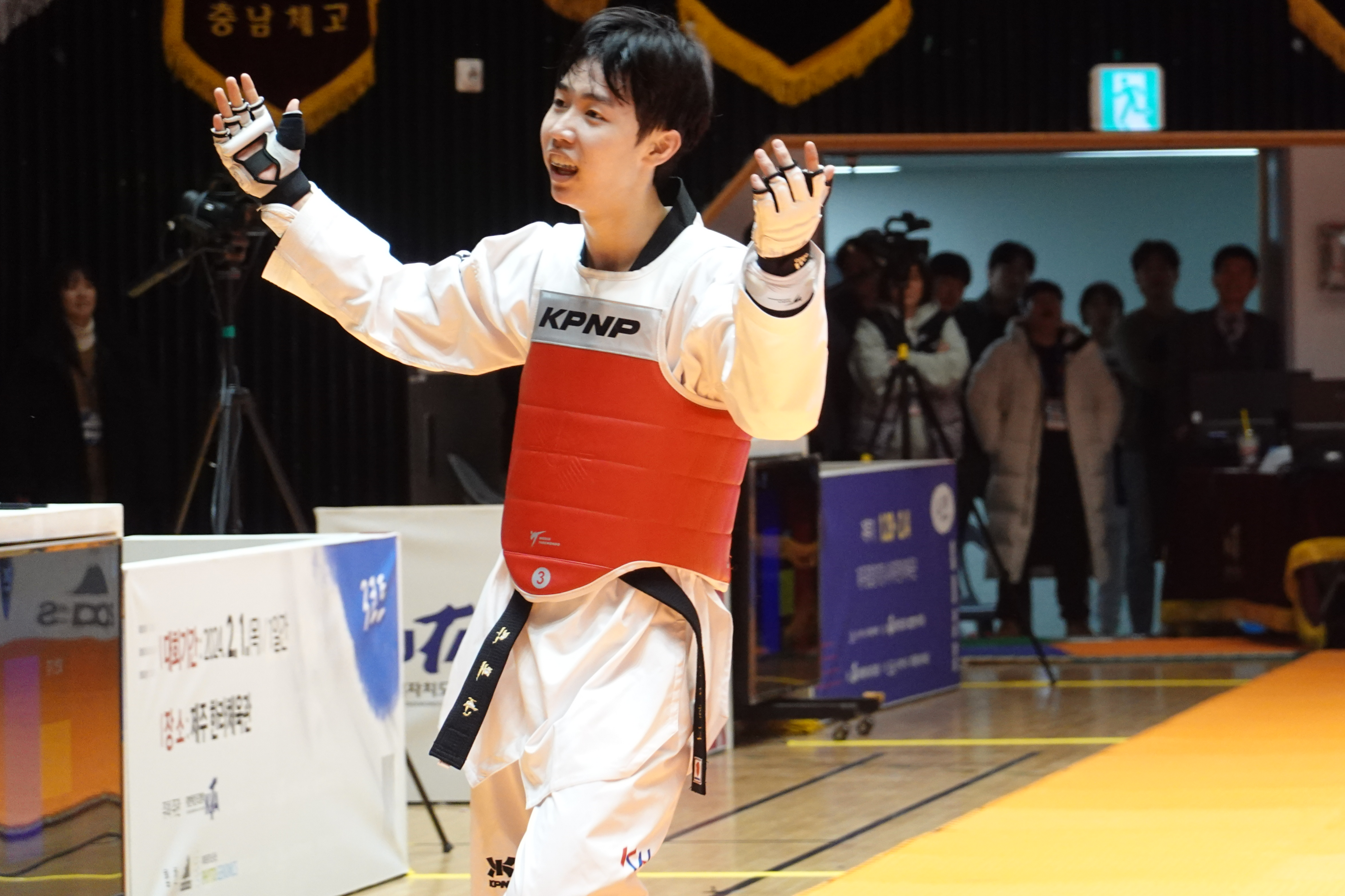 한국 태권도 국가대표 박태준이 1일 제주 종합경기장한라체육관에서 열린 2024 파리올림픽 남자 겨루기 58㎏급 파견 선발전에서 장준을 꺾고 기뻐하고 있다. 대한태권도협회 제공