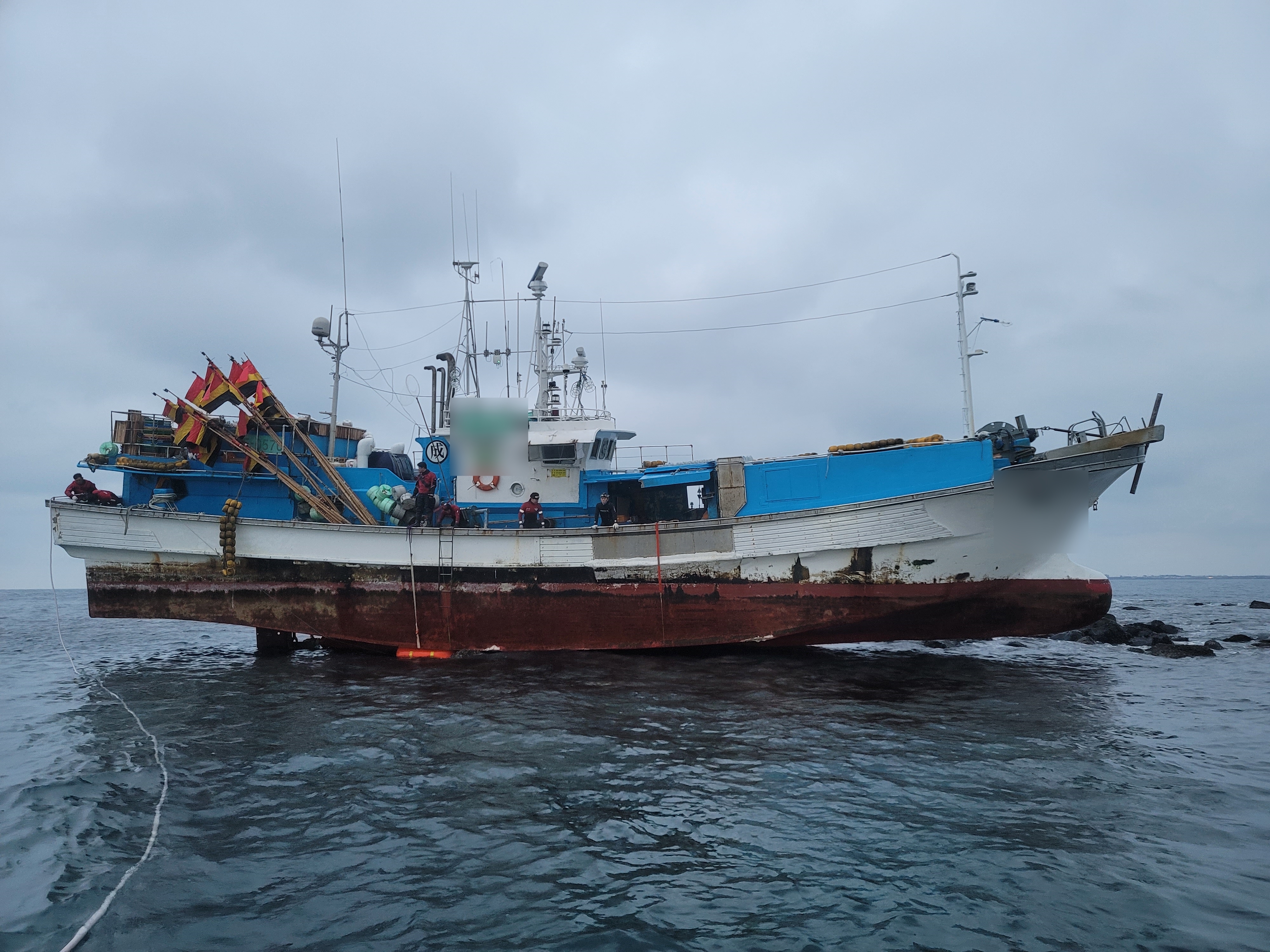 지난달 31일 구좌읍 하도리 토끼섬 남동쪽 약 550m 인근 갯바위에 서귀포 어선이 좌초됐다. 서귀포해양경찰서 제공