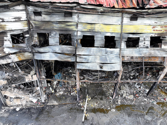 잿더미로 변한 공장