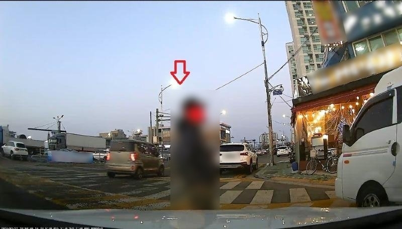 충남 아산 온양에서 전남 목포까지 택시를 탄 뒤 “택시비를 내줄 사람이 있다”며 택시 앞에서 서성이는 승객. ‘보배드림’ 캡처