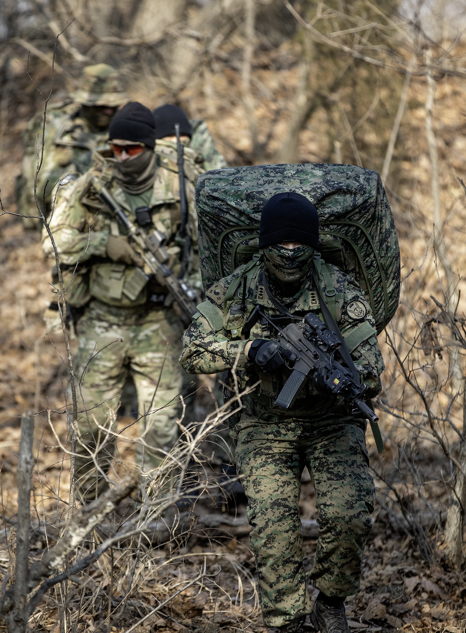 한미 특전대원들이 지난 31일, 경기도 포천 로드리게스 훈련장 일대에서 적 후방지역 특수정찰 훈련을 하고 있다. 육군 제공