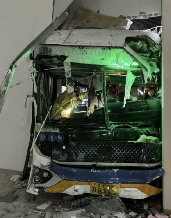2일 오전 5시 30분쯤 하남시 소재 한 지식산업센터 건물에 마을버스가 돌진 버스기사가 부상을 입었다.  경기북부소방재난본부 제공
