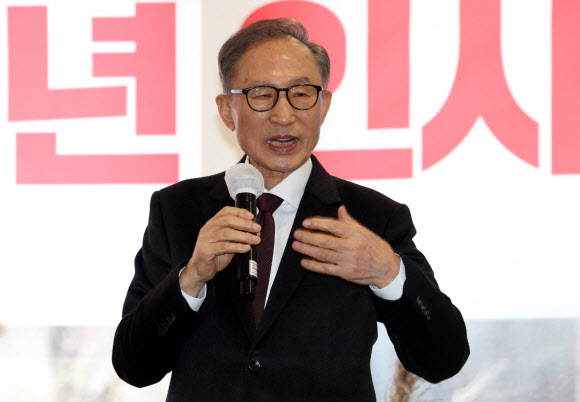 이명박 전 대통령이 2일 오전 서울 시내 한 호텔 식당에서 열린 ‘이 전 대통령-서울시의회 국민의힘 신년 인사회’에서 인사말하고 있다. 2024.2.2  연합뉴스