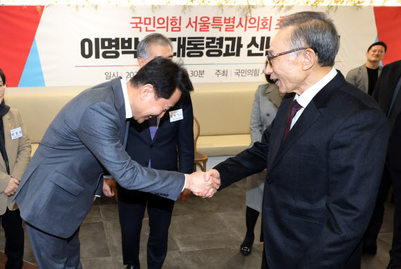 이명박 전 대통령이 2일 오전 서울 시내 한 호텔 식당에서 열린 ‘이 전 대통령-서울시의회 국민의힘 신년 인사회’에서 오세훈 서울시장과 악수하고 있다. 2024.2.2  연합뉴스