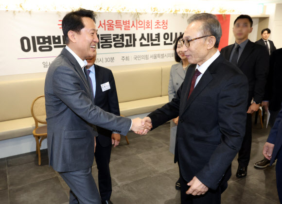 이명박 전 대통령이 2일 오전 서울 시내 한 호텔 식당에서 열린 ‘이 전 대통령-서울시의회 국민의힘 신년 인사회’에서 오세훈 서울시장과 악수하고 있다. 2024.2.2  연합뉴스