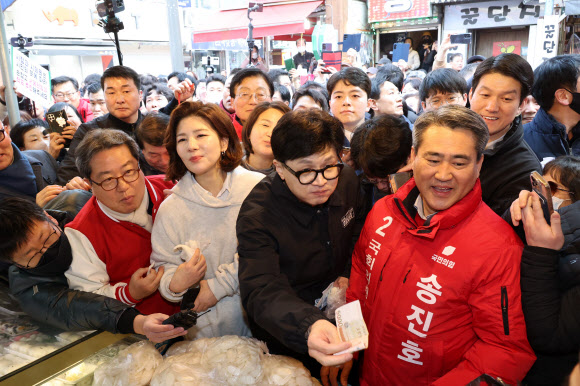 국민의힘 한동훈 비상대책위원장이 설 명절을 앞둔 2일 오후 경기도 구리시 구리전통시장의 한 떡집을 방문해 떡을 구입하고 있다. 2024.2.2  공동취재