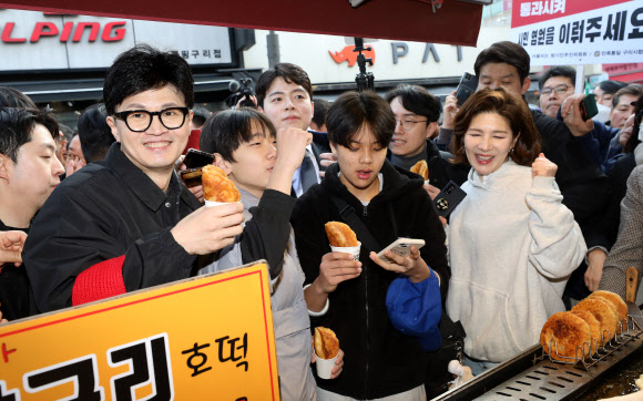 국민의힘 한동훈 비상대책위원장이 설 명절을 앞둔 2일 오후 경기도 구리시 구리전통시장을 방문해 호떡을 구입한 뒤 상인과 대화하고 있다. 2024.2.2  공동취재