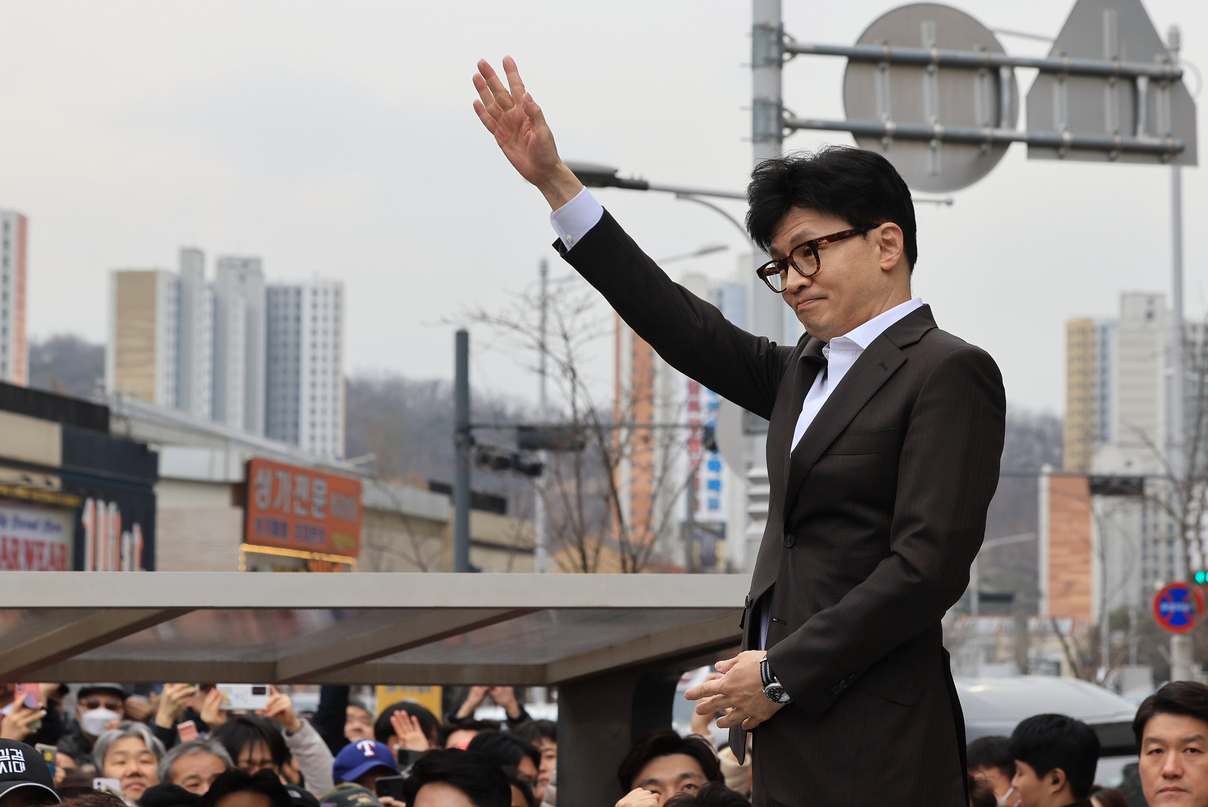 국민의힘 한동훈 비상대책위원장이 3일 오후 경기도 김포시 라베니체 광장에서 열린 김포-서울 통합 염원 시민대회에 참석해 연설에 앞서 시민들을 향해 인사하고 있다. 2024.2.3 연합뉴스