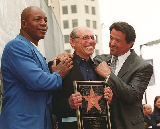 2000년 4월 제작자 어윈 윙클러(가운데)의 할리우드 기념행사에 참석한 칼 웨더스(왼쪽)과 실베스터 스탤론. AP=연합뉴스