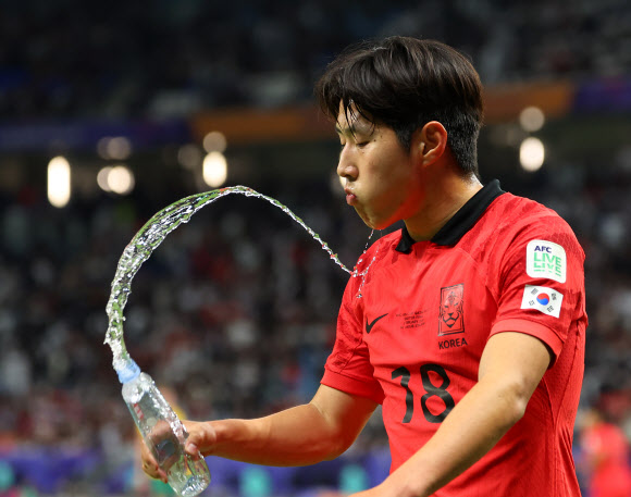 2일(현지시간) 카타르 알와크라 알자누브 스타디움 열린 2023 아시아축구연맹(AFC) 아시안컵 8강전 한국과 호주의 경기. 이강인이 연장 후반 교체돼 벤치로 향하고 있다. 2024.2.3 연합뉴스