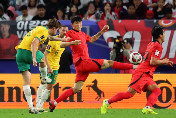 2일(현지시간) 카타르 알와크라 알자누브 스타디움 열린 2023 아시아축구연맹(AFC) 아시안컵 8강전 한국과 호주의 경기. 김민재와 김영권이 호주 브루노 포르나롤리의 슛을 막고 있다. 2024.2.3 연합뉴스