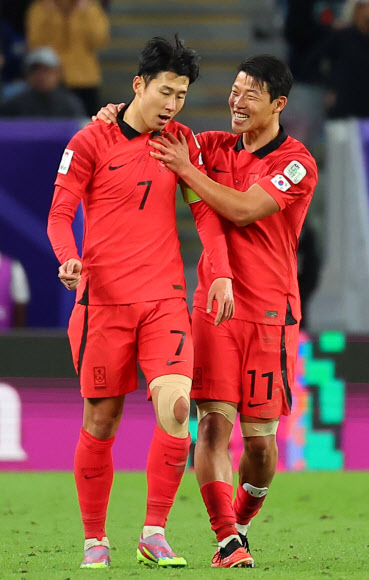 2일(현지시간) 카타르 알와크라 알자누브 스타디움 열린 2023 아시아축구연맹(AFC) 아시안컵 8강전 한국과 호주의 경기. 손흥민이 연장 전반 역전골을 성공시킨 뒤 황희찬과 기뻐하고 있다. 2024.2.3 연합뉴스