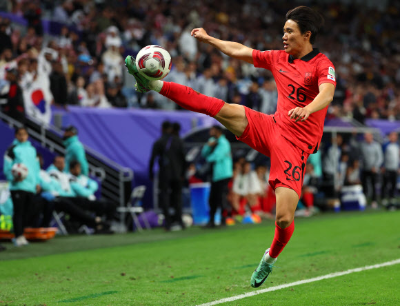 2일(현지시간) 카타르 알와크라 알자누브 스타디움 열린 2023 아시아축구연맹(AFC) 아시안컵 8강전 한국과 호주의 경기. 후반 김태환과 교체 투입된 양현준이 터치라인을 벗어나는 공을 잡아내고 있다. 2024.2.3 연합뉴스