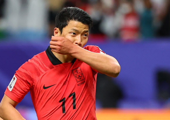 2일(현지시간) 카타르 알와크라 알자누브 스타디움 열린 2023 아시아축구연맹(AFC) 아시안컵 8강전 한국과 호주의 경기. 황희찬이 후반 추가 시간 동점 페널티킥을 성공시킨 뒤 세리머니를 하고 있다. 2024.2.3 연합뉴스