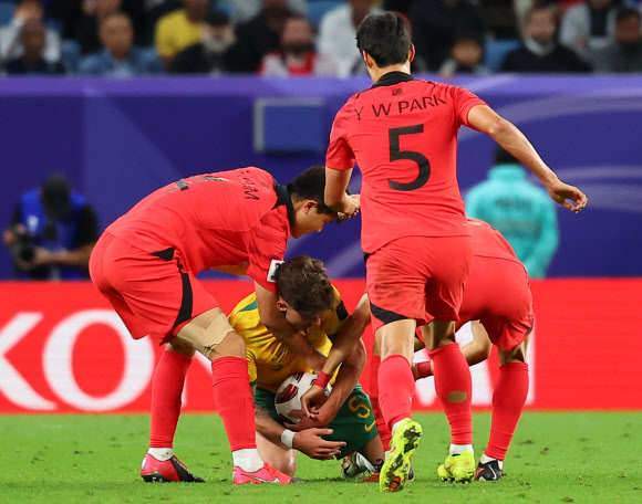 2일(현지시간) 카타르 알와크라 알자누브 스타디움 열린 2023 아시아축구연맹(AFC) 아시안컵 8강전 한국과 호주의 경기. 호주 조단 보스가 공을 잡고 지연행위를 하자 김민재, 박용우, 이재성이 달라부터 공을 빼앗고 있다. 2024.2.3 연합뉴스