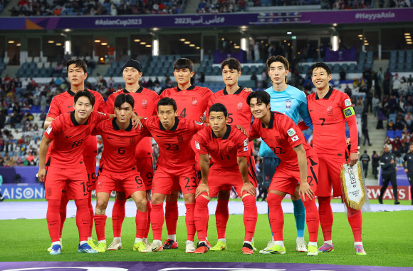 2일(현지시간) 카타르 알와크라 알자누브 스타디움 열린 2023 아시아축구연맹(AFC) 아시안컵 8강전 한국과 호주의 경기. 한국 대표팀 선수들이 팀포토를 찍고 있다. 2024.2.2 연합뉴스