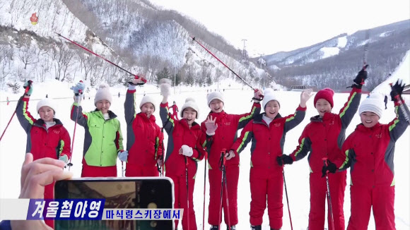 북한 ‘강원도12월6일소년단야영소’에서 학생 소년들의 겨울철 야영이 한창 진행되고 있다고 조선중앙TV가 2일 보도했다. 사진은 마식령스키장에서 청소년들이 스키를 즐기고 있다. 2024.2.2. 조선중앙TV 화면·연합뉴스