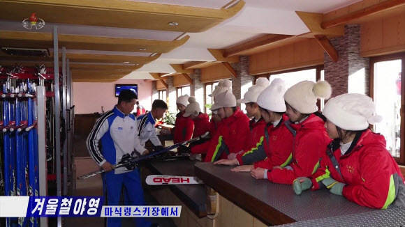 북한 ‘강원도12월6일소년단야영소’에서 학생 소년들의 겨울철 야영이 한창 진행되고 있다고 조선중앙TV가 2일 보도했다. 사진은 마식령스키장에서 청소년들이 스키를 즐기고 있다. 2024.2.2. 조선중앙TV 화면·연합뉴스