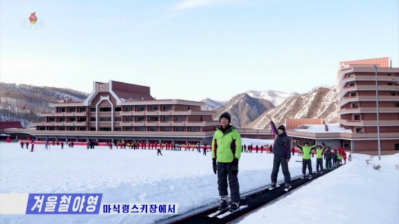 북한 ‘강원도12월6일소년단야영소’에서 학생 소년들의 겨울철 야영이 한창 진행되고 있다고 조선중앙TV가 2일 보도했다. 사진은 마식령스키장에서 청소년들이 스키를 즐기고 있다. 2024.2.2. 조선중앙TV 화면·연합뉴스