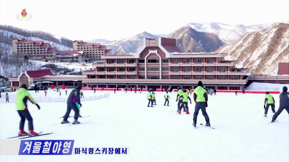 북한 ‘강원도12월6일소년단야영소’에서 학생 소년들의 겨울철 야영이 한창 진행되고 있다고 조선중앙TV가 2일 보도했다. 사진은 마식령스키장에서 청소년들이 스키를 즐기고 있다. 2024.2.2. 조선중앙TV 화면·연합뉴스