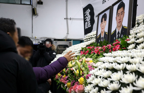 故 김수광 소방장과 故 박수훈 소방교의 영결식이 열린 3일 오전 영결식에 앞서 고인들의 직장인 경북 문경소방서를 찾은 유족들이 영정 사진을 바라보고 있다. 2024.2.3 연합뉴스