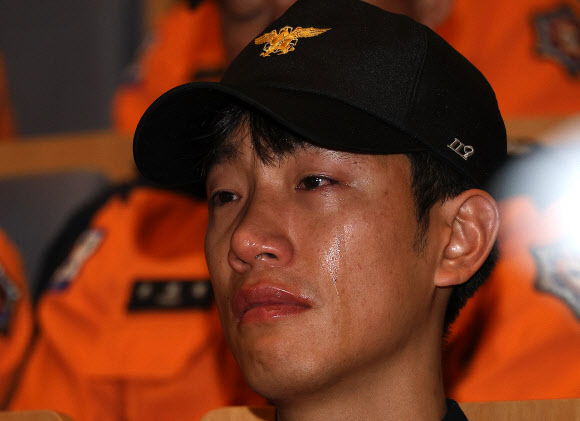 3일 오전 10시께 경북도청 동락관에서 故 김수광 소방장과 故 박수훈 소방교의 영결식에 참석한 한 소방관이 눈물을 흘리고 있다. 2024.2.3 연합뉴스