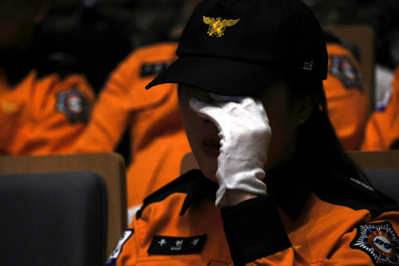 3일 오전 10시께 경북도청 동락관에서 故 김수광 소방장과 故 박수훈 소방교의 영결식이 진행되고 있다. 2024.2.3 연합뉴스