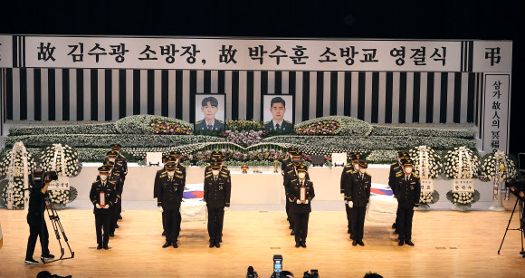 3일 오전 10시께 경북도청 동락관에서 故 김수광 소방장과 故 박수훈 소방교의 영결식이 진행되고 있다. 연합뉴스