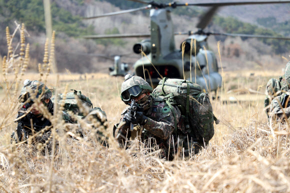 육군2신속대응사단 장병들이 CH-47 헬기(시누크)에서 이탈해 목표지점으로 이동하는 모습. 2023.3.16 육군 제공