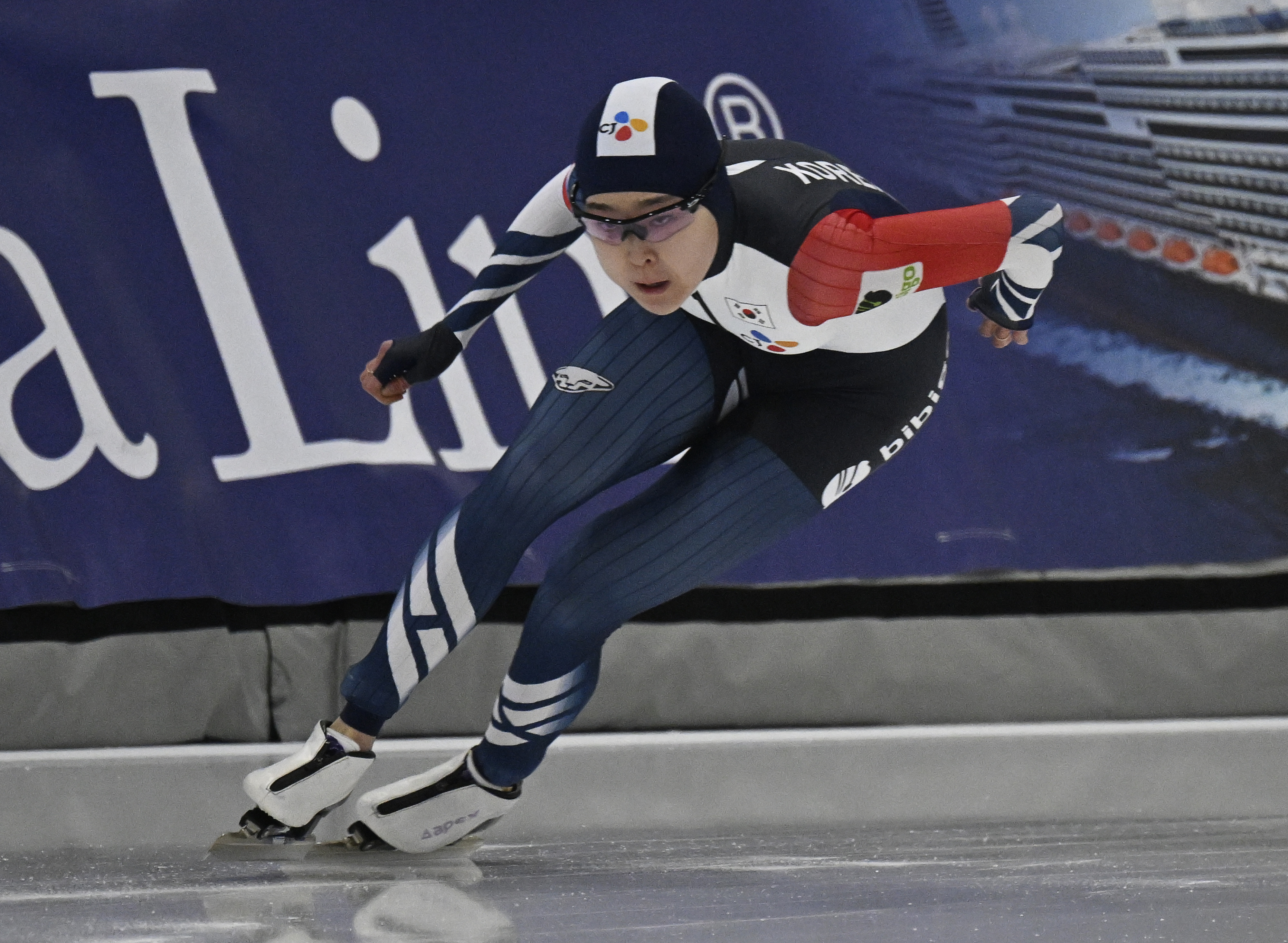 김민선이 3일(현지시각) 캐나다 퀘벡에서 열린 2023-24 국제빙상경기연맹(ISU) 스피드스케이팅 월드컵 6차 대회 여자 500m 1차 레이스에서 역주하고 있다. 김민선은 37초69의 기록으로 금메달을 목에 걸어 올 시즌 3차, 4차 대회에 이어 3번째 정상에 올랐다.퀘벡 AP 뉴시스