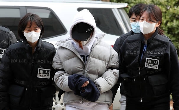 인천 한 모텔에서 생후 49일 쌍둥이 자매를 숨지게 한 혐의를 받는 친모 A씨가 4일 인천지방법원에서 열린 구속 전 피의자신문(영장실질심사)에 출석하고 있다. 뉴스1