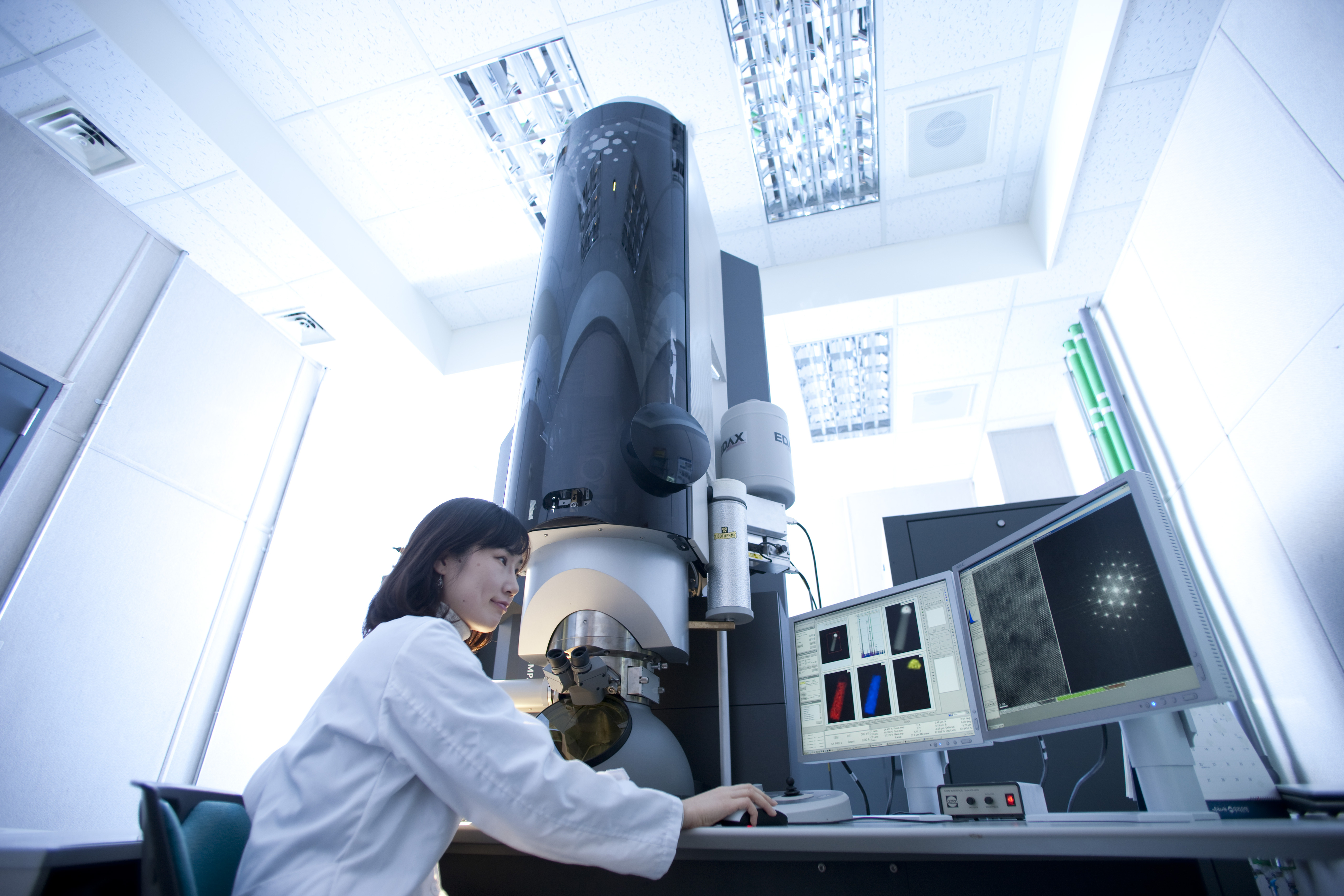 기초연구를 육성할 수 있는 첨단 연구장비 인프라. KIST 타이탄 현미경은 세계 최고 수준의 슈퍼 전자현미경이다. KIST 제공