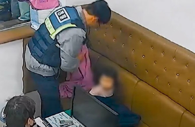 내복만 입고 거리를 배회하던 3살 아이를 구조해 지구대로 데리고 온 경찰들. 경찰청 유튜브 캡처