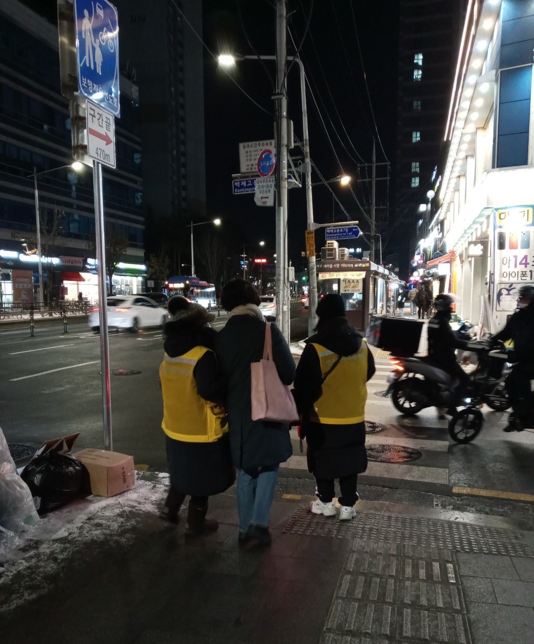 서울 송파구 안심귀가 스카우트 대원들이 구민과 동행하며 안전한 귀가를 돕고 있다. 송파구 제공