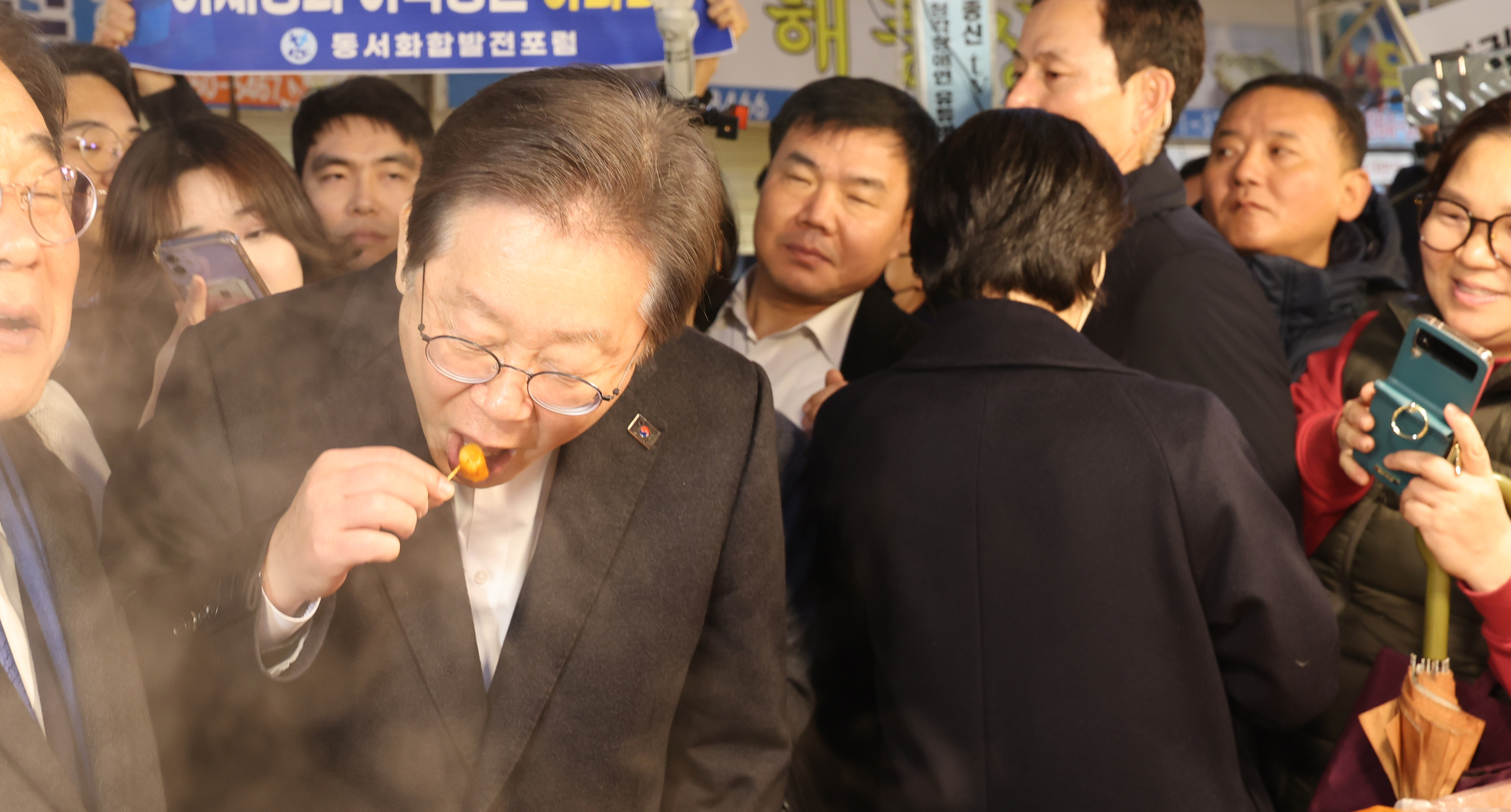 이재명 더불어민주당 대표가 5일 광주 서구 양동시장을 방문해 한 분식집에서 떡볶이 맛을 보고있다. 2024.2.5 뉴스1