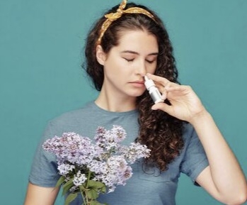 알레르기 비염은 코 분무형 스테로이드 치료제로 증상을 완화시킬 수 있다.  123RF
