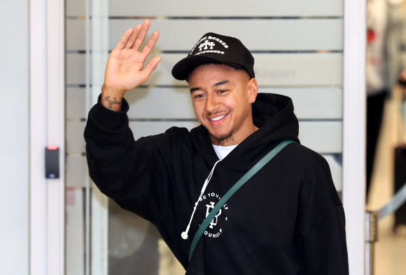 프로축구 FC서울 입단을 준비하는 잉글랜드 국가대표 출신 공격형 미드필더 제시 린가드가 5일 오후 인천국제공항을 통해 입국하고 있다. 2024.2.5  연합뉴스